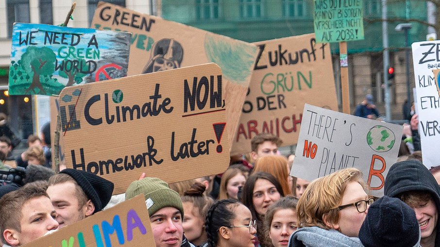 Verschiedene Plakate bei einer Klimademonstration